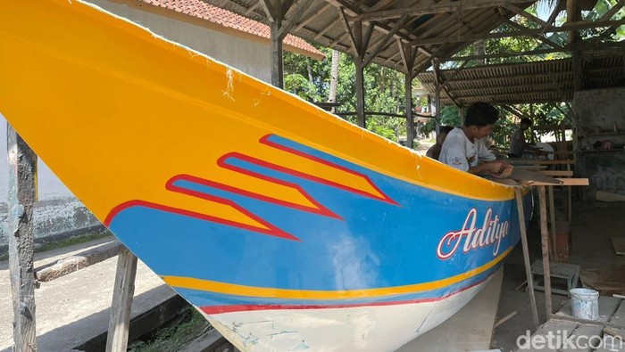 Pembuatan perahu nelayan di Pangandaran. Pembuatan perahu nelayan di Pangandaran.