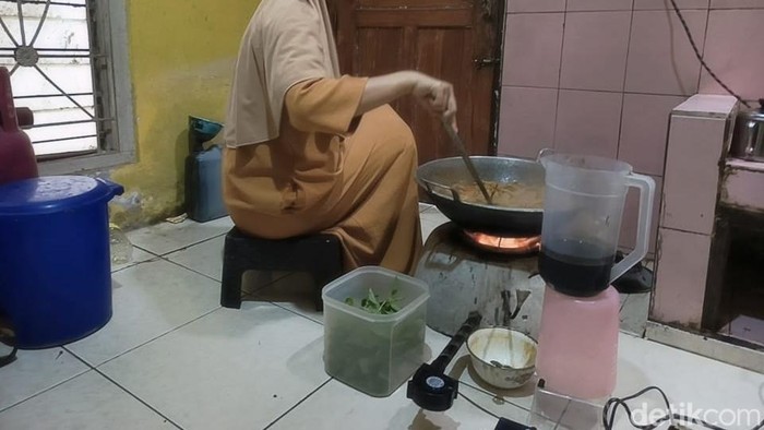 Pemilik usaha kuliner Roemah Puyuh Ine sedang memasak menggunakan kompor alternatif berbahan bakar minyak goreng bekas atau jelantah