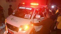 Mobil jenazah membawa jenazah korban kecelakaan untuk dibawa ke rumah keluarga mereka.