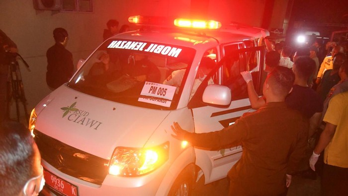 Pemulangan jenazah korban kecelakaan Gerbang Tol Ciawi 2 Bogor Petugas mengangkat jenazah korban kecelakaan di Gerbang Tol Ciawi 2 Bogor ke dalam mobil jenazah di RSUD Ciawi, Bogor, Jawa Barat, Rabu (5/2/2025). Sebanyak 6 jenazah korban kecelakaan beruntun di Gerbang Tol Ciawi 2, Bogor yang telah teridentifikasi diserahkan pada pihak keluarga. ANTARA FOTO/Arif Firmansyah/nz