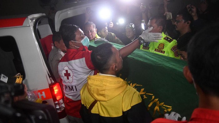Pemulangan jenazah korban kecelakaan Gerbang Tol Ciawi 2 Bogor Petugas mengangkat jenazah korban kecelakaan di Gerbang Tol Ciawi 2 Bogor ke dalam mobil jenazah di RSUD Ciawi, Bogor, Jawa Barat, Rabu (5/2/2025). Sebanyak 6 jenazah korban kecelakaan beruntun di Gerbang Tol Ciawi 2, Bogor yang telah teridentifikasi diserahkan pada pihak keluarga. ANTARA FOTO/Arif Firmansyah/nz
