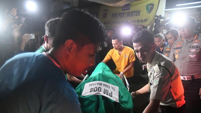 Pemulangan jenazah korban kecelakaan Gerbang Tol Ciawi 2 Bogor Petugas mengangkat jenazah korban kecelakaan di Gerbang Tol Ciawi 2 Bogor ke dalam mobil jenazah di RSUD Ciawi, Bogor, Jawa Barat, Rabu (5/2/2025). Sebanyak 6 jenazah korban kecelakaan beruntun di Gerbang Tol Ciawi 2, Bogor yang telah teridentifikasi diserahkan pada pihak keluarga. ANTARA FOTO/Arif Firmansyah/nz