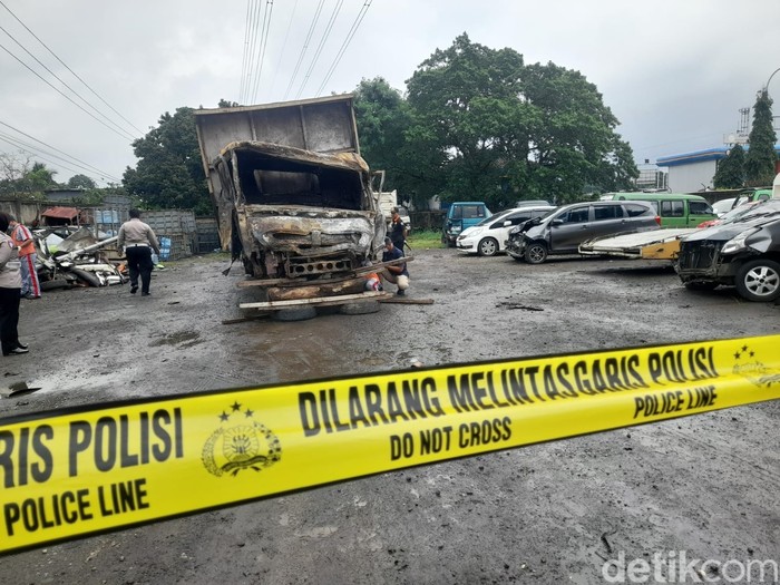 Penampakan truk pemicu kecelakaan beruntun di Gerbang Tol (GT) Ciawi 2 Bogor.