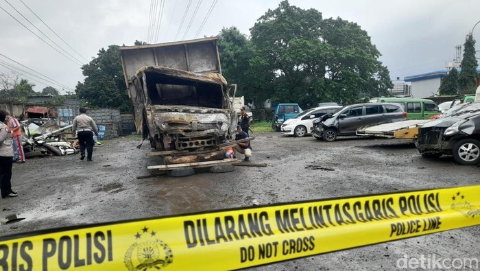 Penampakan truk pemicu kecelakaan beruntun di Gerbang Tol (GT) Ciawi 2 Bogor.