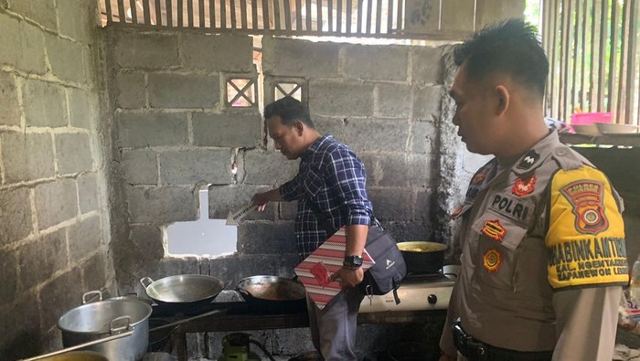 Polisi menunjukkan tembok  yang sudah dijebol di sebuah rumah makan wilayah Ngentakrejo, Lendah, Kulon Progo, Kamis (6/2/2025).
