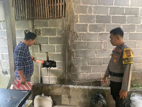 Polisi menunjukkan tembok  yang sudah dijebol di sebuah rumah makan wilayah Ngentakrejo, Lendah, Kulon Progo, Kamis (6/2/2025).