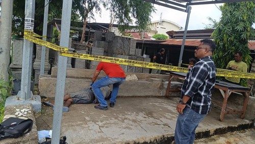Penemuan mayat pria di depan rumah warga Kupang, Kamis (6/2/2025).