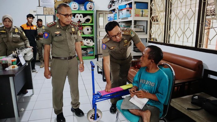 Pengemis difabel yang viral karena menyundut rokok ke pemotor di Kota Tegal kini diamankan Satpol PP Banyumas setelah berulah di Purwokerto. Foto diunggah Kamis (6/2/2025).