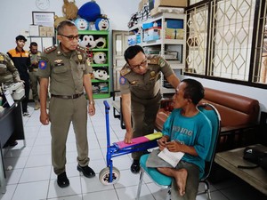 Kala Pengemis Viral Sundut Rokok Kembali Bikin Resah Tabok Pemotor di Banyumas