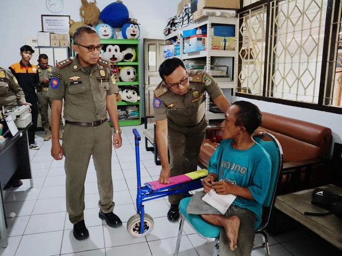 Pengemis difabel yang viral karena menyundut rokok ke pemotor di Kota Tegal kini diamankan Satpol PP Banyumas setelah berulah di Purwokerto. Foto diunggah Kamis (6/2/2025).
