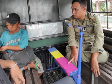 Petugas Satpol PP Kabupaten Banyumas mengamankan pengemis viral yang meresahkan di kawasan jalan Bung Karno Purwokerto. Foto diunggah Kamis (6/2/2025).