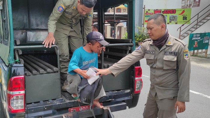 Petugas Satpol PP Kabupaten Banyumas mengamankan pengemis viral yang meresahkan di kawasan jalan Bung Karno Purwokerto. Foto diunggah Kamis (6/2/2025).