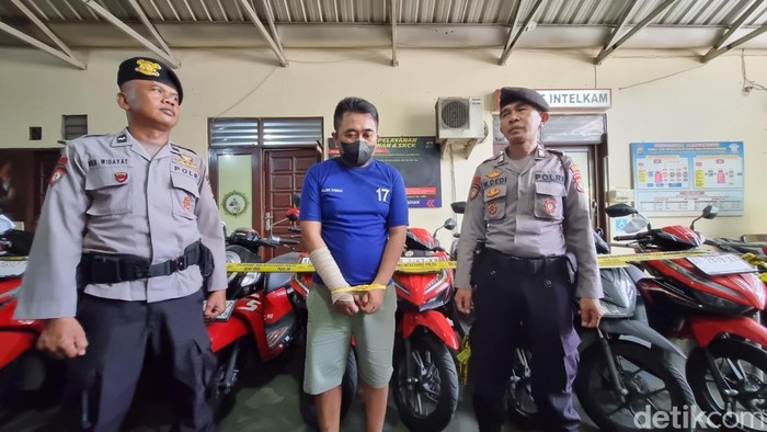 Pelaku penggelapan 20 unit motor saat di Polsek Kasihan, Kamis (6/2/2025).