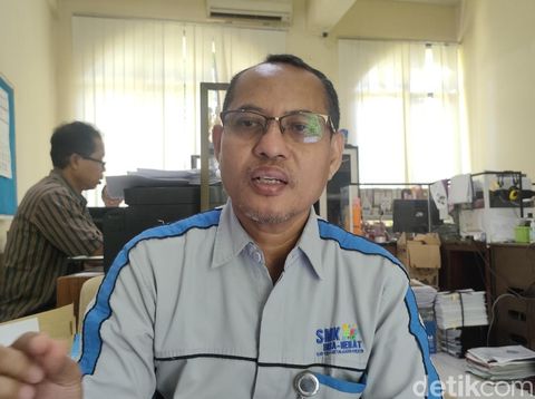 Penginput data PDSS SMKN 2 Solo, Joko Widodo, Kamis (6/2/2025).