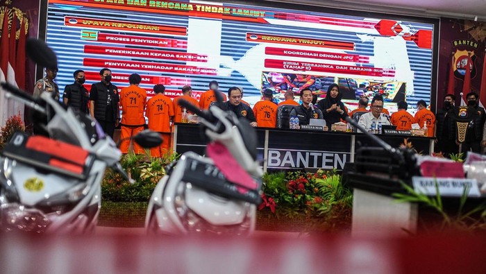 Petugas kepolisian menata barang bukti uang palsu sebelum pengungkapan peredaran uang palsu di Mapolda Banten, Kota Serang, Banten, Rabu (6/2/2025). Polda Banten berhasil mengamankan sebanyak 14 tersangka pengedar sekaligus produksi uang palsu yang beraksi di wilayah Tangerang dengan barang bukti berupa mesin cetak, uang palsu sebanyak 2037 lembar dengan rincian pecahan Rp100.000 sebanyak 1600 lembar, pecahan Rp50.000 sebanyak 437 lembar, serta mata uang asing Real Brasil sebanyak 200 lembar, dan 1034 lembar mata uang dolar Amerika Serikat. ANTARA FOTO/Muhammad Bagus Khoirunas/foc.