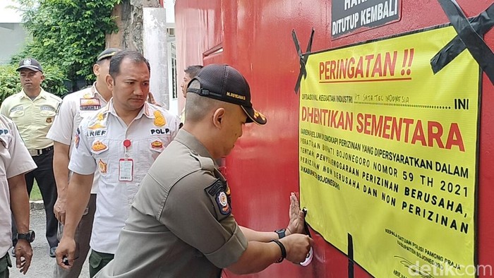 Penutupan sementara gudang tembakau PT Sata Tec Indonesia di Bojonegoro