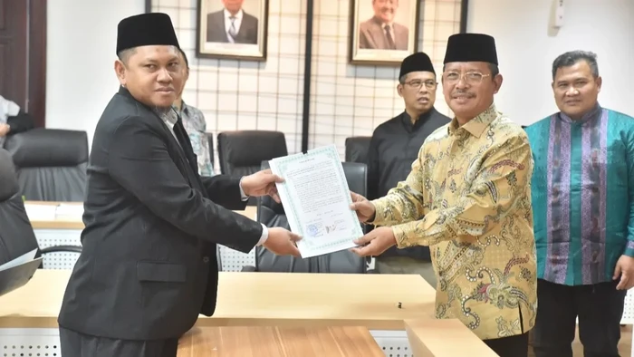 Penyerahan SK izin pendirian pesantren.