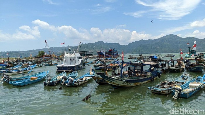 Perahu nelayan di Pelabuhan Perikanan Popoh, Tulungagung berhenti melaut