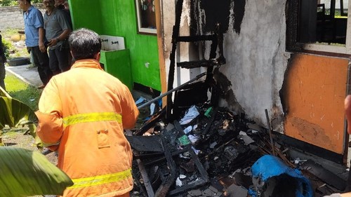 Petugas Damkar Jembrama memadamkan api yang membakar bangunan Taman Kanak-kanak (TK) Cantika Yoga di Lingkungan Bilukpoh, Kelurahan Tegal Cangkring, Kecamatan Mendoyo, Kamis (6/2/2025).