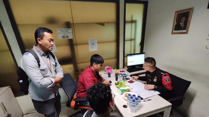 Petugas Imigrasi Jogja saat memeriksa WN China yang berbuat onar hingga akhirnya dideportasi. Foto diunggah Kamis (6/2).