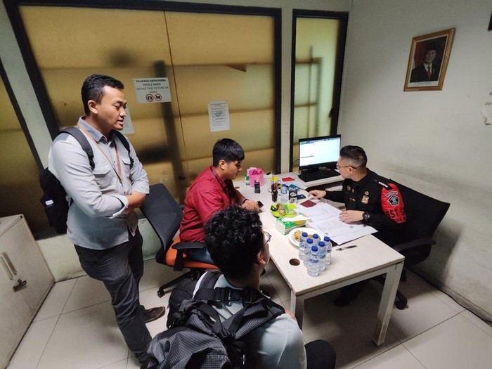 Petugas Imigrasi Jogja saat memeriksa WN China yang berbuat onar hingga akhirnya dideportasi. Foto diunggah Kamis (6/2).