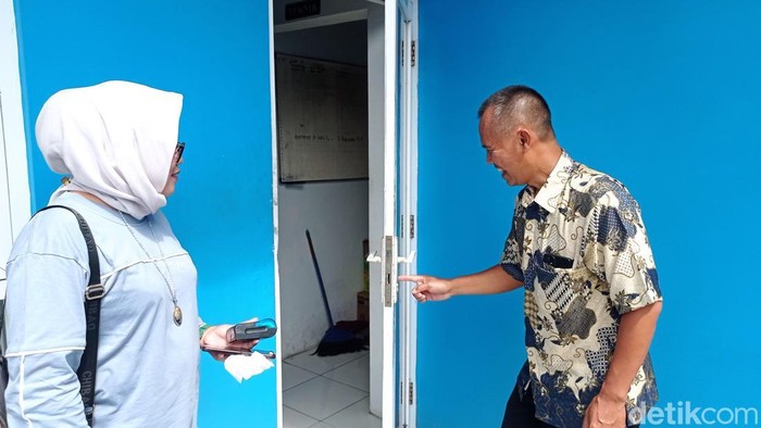 Petugas kantor cabang PDAM Tirta Sukapura Tasikmalaya menunjukan pintu yang dibobol maling.