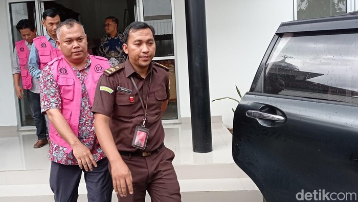 Petugas Kejari Kota Magelang membawa para tersangka kasus korupsi Puskesmas Magelang Utara, Kamis (6/2/2025).