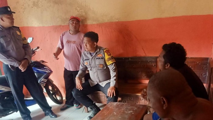 Petugas mendatangi kediaman pelaku pelemparan batu terhadap seorang nakes di Malang.