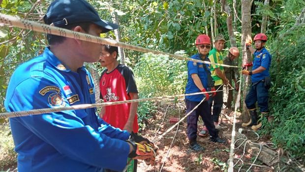 Petugas saat mengevakuasi sapi dari dalam sumur di Bulu, Karangmojo, Gunungkidul, Kamis (6/2/2025).
