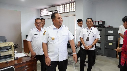 Pj Gubernur Bali Sang Made Mahendra Jaya melakukan kunjungan kerja (kunker) ke dua kantor perangkat daerah di lingkungan Pemprov Bali, Rabu (5/2/2025). (Foto: Dok. Pemprov Bali)