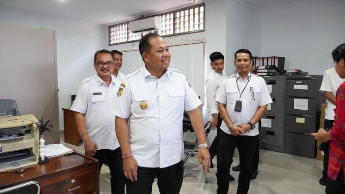 Pj Gubernur Bali Sang Made Mahendra Jaya melakukan kunjungan kerja (kunker) ke dua kantor perangkat daerah di lingkungan Pemprov Bali, Rabu (5/2/2025). (Foto: Dok. Pemprov Bali)
