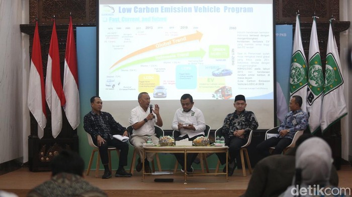 Menteri Koordinator Pemberdayaan Masyarakat Abdul Muhaimin Iskandar (Cak Imin), Solehan, S.P. MM Direktur Industri Permesinan,  Kukuh Kumara sekretaris Umum GAIKINDO,  Mohammad Aditya Associate Professor, Teknik Mesin UI  dan Kaisar Abu Hanifah Anggota Komisi VII DPR RI F PKB saat berdiskusi di DPP PKB, Jakarta, Kamis (6/2/2025).