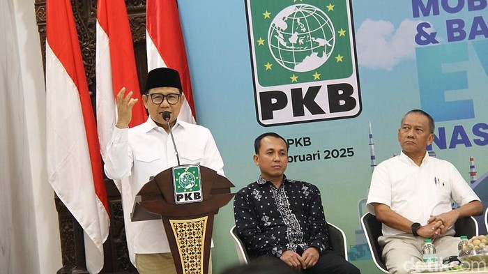 Menteri Koordinator Pemberdayaan Masyarakat Abdul Muhaimin Iskandar (Cak Imin), Solehan, S.P. MM Direktur Industri Permesinan,  Kukuh Kumara sekretaris Umum GAIKINDO,  Mohammad Aditya Associate Professor, Teknik Mesin UI  dan Kaisar Abu Hanifah Anggota Komisi VII DPR RI F PKB saat berdiskusi di DPP PKB, Jakarta, Kamis (6/2/2025).