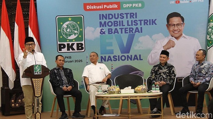 Menteri Koordinator Pemberdayaan Masyarakat Abdul Muhaimin Iskandar (Cak Imin), Solehan, S.P. MM Direktur Industri Permesinan,  Kukuh Kumara sekretaris Umum GAIKINDO,  Mohammad Aditya Associate Professor, Teknik Mesin UI  dan Kaisar Abu Hanifah Anggota Komisi VII DPR RI F PKB saat berdiskusi di DPP PKB, Jakarta, Kamis (6/2/2025).