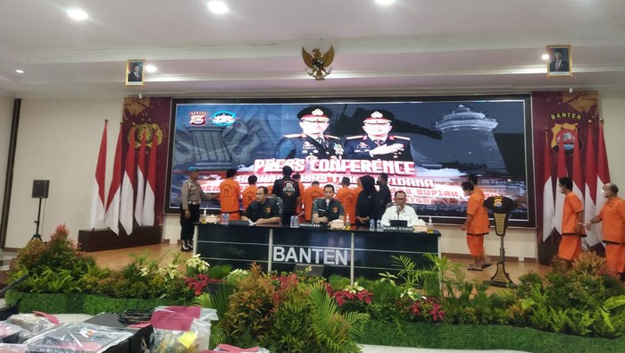 (Polda Banten gelar press release ungkap kasus peredaran uang palsu di Mapolda Banten. Dok Aris Rivaldo/detikcom).