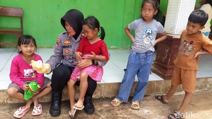 Polisi Beri Trauma Healing Pengungsi Tanah Gerak Purwodadi Pasuruan
