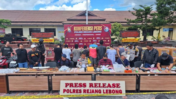 Polisi merilis ungkap kasus penggerebekan lokasi judi dan bandar narkoba di Rejang Lebong.
