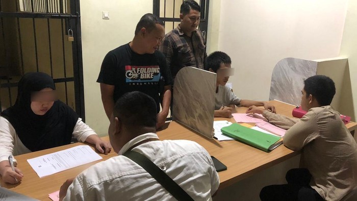 Polres Ketapang melimpahkan dua tersangka kasus korupsi dana desa Rp 440 juta ke Kejaksaan.