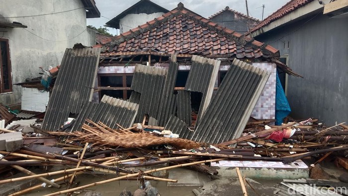 Potret dampak ganasnya gelombang di laut Eretan Kulon, Kecamatan Kandanghaur, Kabupaten Indramayu