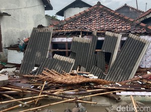 Pilu Sajidin Rumahnya Rata Disapu Gelombang Laut Eretan