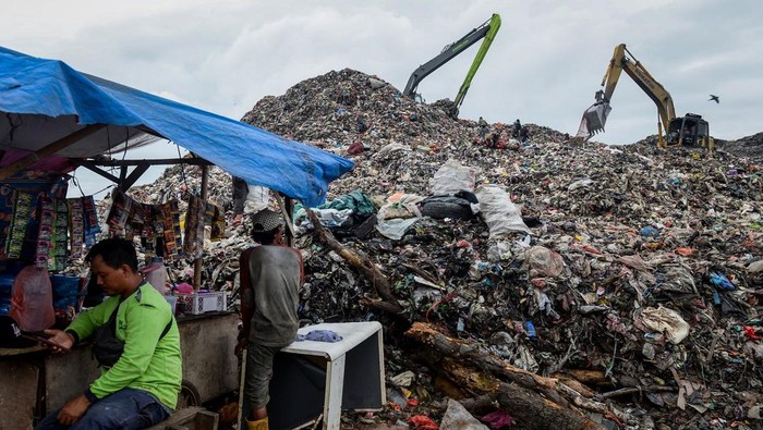 Potret TPA Jatiwaringin yang Akan Ditutup KLH Sejumlah alat berat mengeruk sampah di Tempat Pembuangan Akhir (TPA) Jatiwaringin, Kabupaten Tangerang, Banten, Kamis (6/2/2025). Kementerian Lingkungan Hidup berencana menutup tiga TPA di wilayah Tangerang yang masih mengelola sampah dengan metode lahan terbuka atau open dumping yaitu TPA Jatiwaringin, TPA Rawa Kucing dan TPA Cipeucang. ANTARA FOTO/Putra M. Akbar/foc.