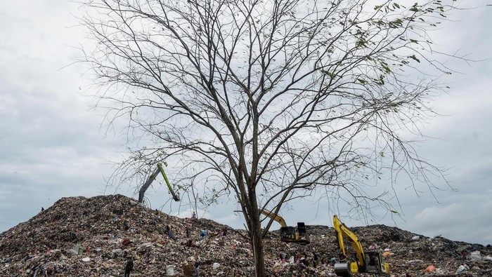 Potret TPA Jatiwaringin yang Akan Ditutup KLH Sejumlah alat berat mengeruk sampah di Tempat Pembuangan Akhir (TPA) Jatiwaringin, Kabupaten Tangerang, Banten, Kamis (6/2/2025). Kementerian Lingkungan Hidup berencana menutup tiga TPA di wilayah Tangerang yang masih mengelola sampah dengan metode lahan terbuka atau open dumping yaitu TPA Jatiwaringin, TPA Rawa Kucing dan TPA Cipeucang. ANTARA FOTO/Putra M. Akbar/foc.