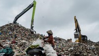 Pemulung memungut sampah di Tempat Pembuangan Akhir (TPA) Jatiwaringin, Kabupaten Tangerang, Banten, Kamis (6/2/2025).