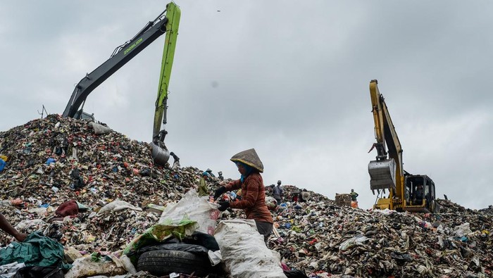 Potret TPA Jatiwaringin yang Akan Ditutup KLH Sejumlah alat berat mengeruk sampah di Tempat Pembuangan Akhir (TPA) Jatiwaringin, Kabupaten Tangerang, Banten, Kamis (6/2/2025). Kementerian Lingkungan Hidup berencana menutup tiga TPA di wilayah Tangerang yang masih mengelola sampah dengan metode lahan terbuka atau open dumping yaitu TPA Jatiwaringin, TPA Rawa Kucing dan TPA Cipeucang. ANTARA FOTO/Putra M. Akbar/foc.