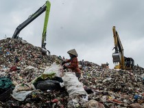 Potret TPA Jatiwaringin yang Akan Ditutup KLH