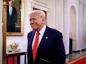 Trump Akan Bekukan Bantuan ke Sekolah-Universitas yang Wajibkan Vaksin COVID
