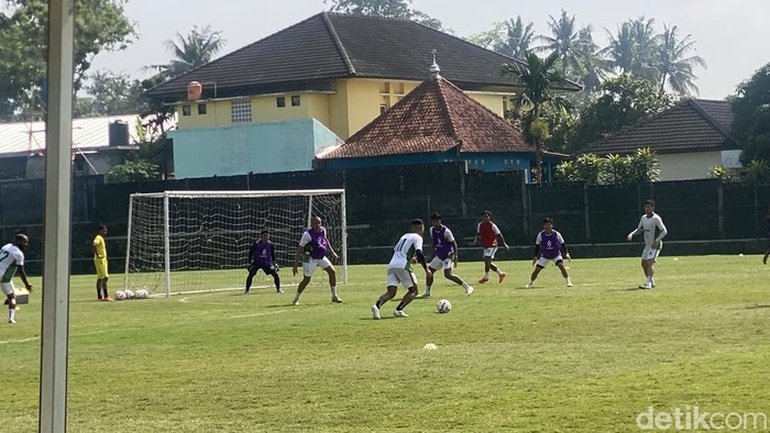 Suasana latihan penggawa PSS Sleman di Lapangan Pakembinangun, Sleman, Kamis (6/2/2025).