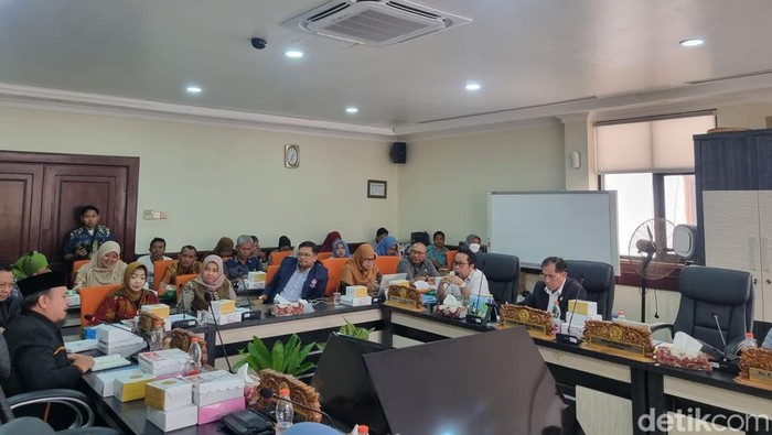 Rapat dengar pendapat di Komisi D DPRD Surabaya soal pemilik panti asuhan cabul.