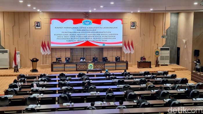 Rapat pleno DPRD Lamongan