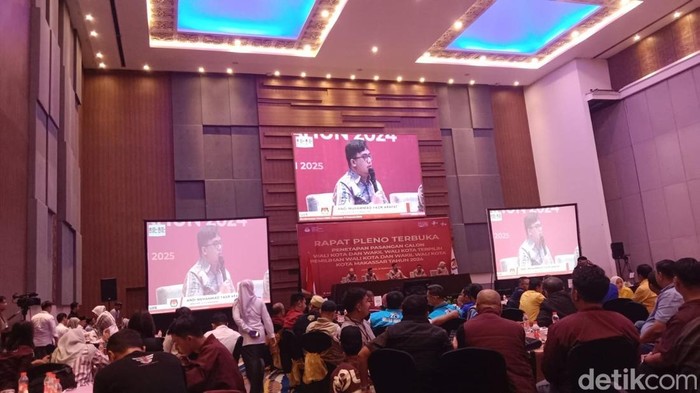 Rapat pleno KPU Makassar terkait penetapan wali kota dan wakil wali kota Makassar terpilih.